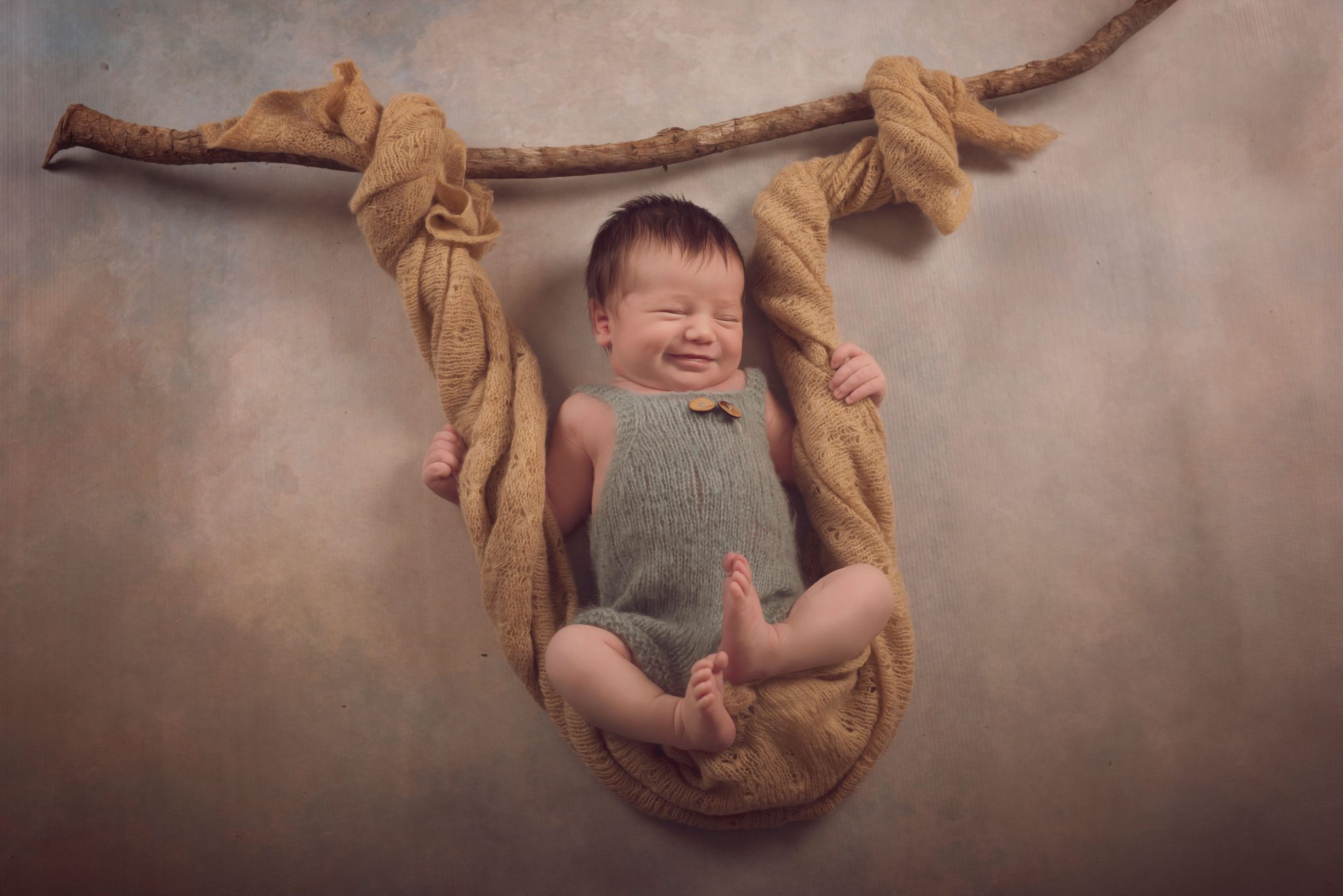 תינוקת מתוקה עם חיוך מקסים